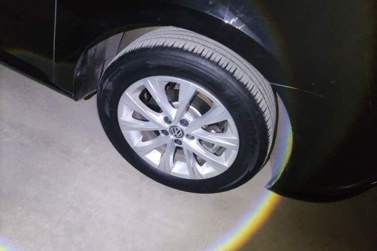 Used Volkswagen Lavida 2017 1.6L Automatic Comfort Edition Right Front Wheel Hub