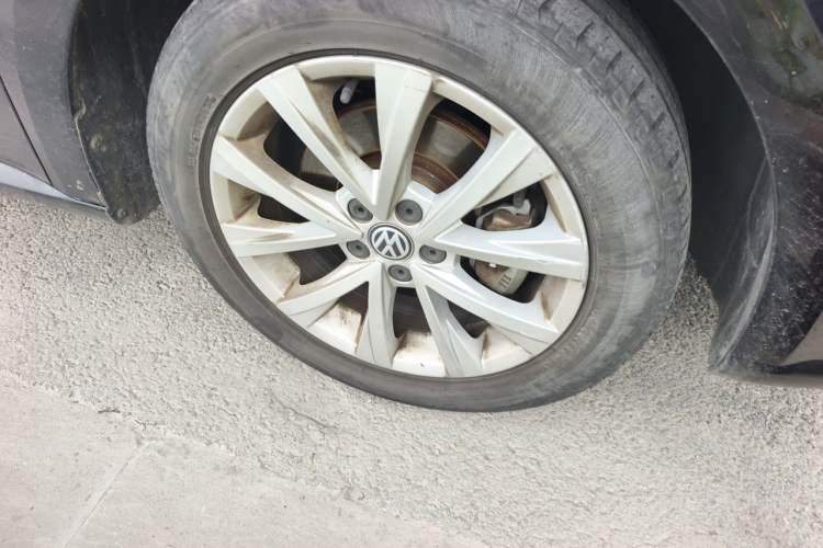 Used Volkswagen Lavida 2017 1.6L Automatic Comfort Edition Right Front Wheel Hub