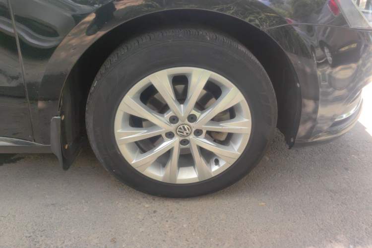 Used Volkswagen Lavida 2017 1.6L Automatic Comfort Edition Right Front Wheel Hub