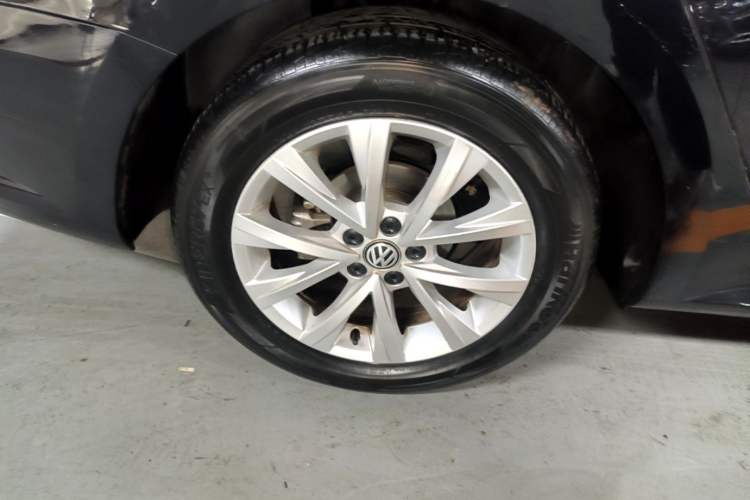 Used Volkswagen Lavida 2017 1.6L Automatic Comfort Edition Right Rear Wheel Hub