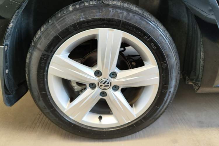 Used Volkswagen Lavida 2017 1.6L Automatic Fashion Edition Right Rear Wheel Hub