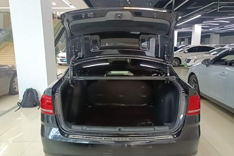 Used Volkswagen Lavida 2017 1.6L Automatic Fashion Edition Trunk