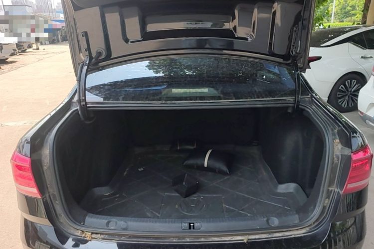 Used Volkswagen Lavida 2017 1.6L Manual Fashion Edition Trunk