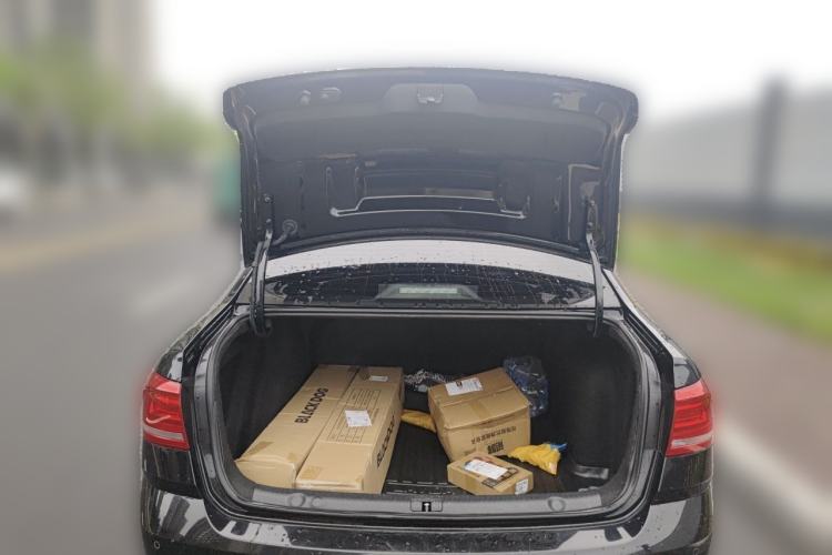 Used Volkswagen Lavida 2017 1.6L Automatic Fashion Edition Trunk