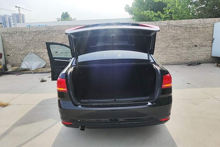Used Volkswagen Lavida 2017 1.6L Manual Fashion Edition Trunk
