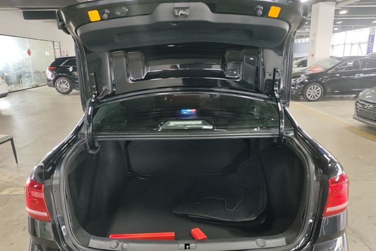 Used Volkswagen Lavida 2017 1.6L Automatic Fashion Edition Trunk