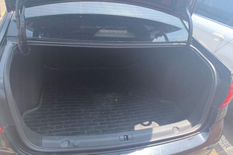 Used Volkswagen Lavida 2017 1.6L Automatic Fashion Edition Trunk