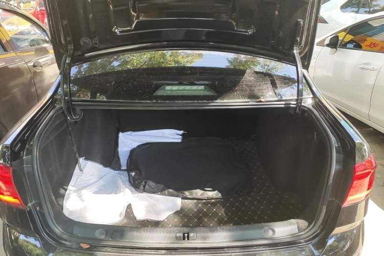 Used Volkswagen Lavida 2017 1.6L Manual Fashion Edition Trunk