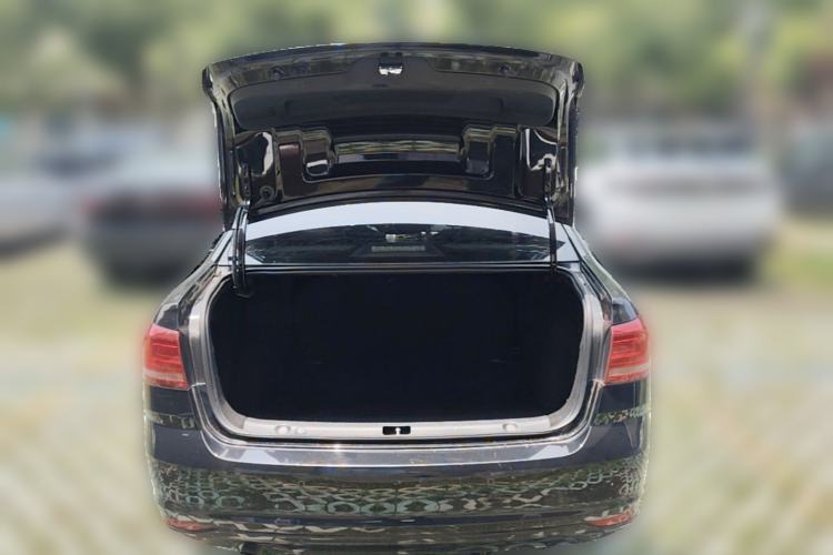 Used Volkswagen Lavida 2017 1.6L Manual Fashion Edition Trunk
