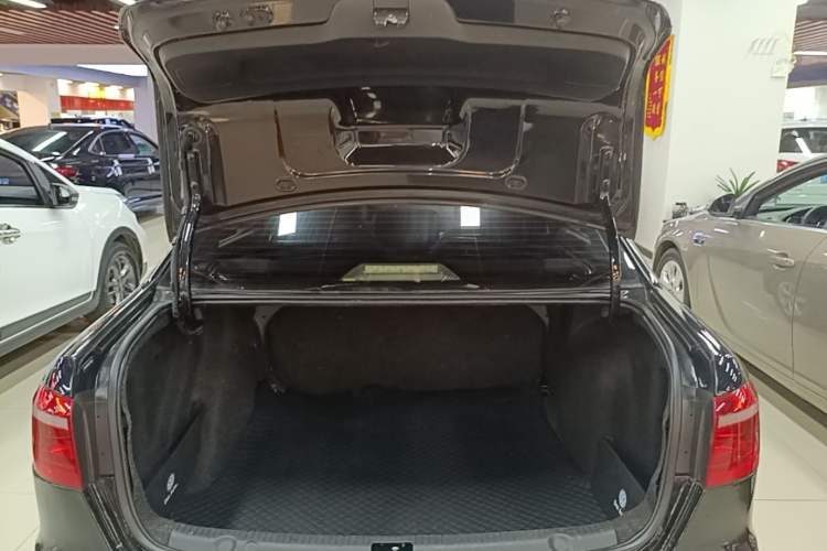 Used Volkswagen Lavida 2017 1.6L Automatic Fashion Edition Trunk