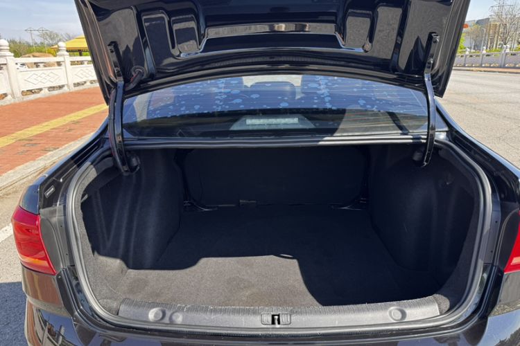 Used Volkswagen Lavida 2017 1.6L Automatic Fashion Edition Trunk