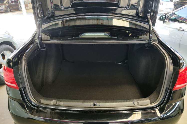 Used Volkswagen Lavida 2017 1.6L Automatic Fashion Edition Trunk