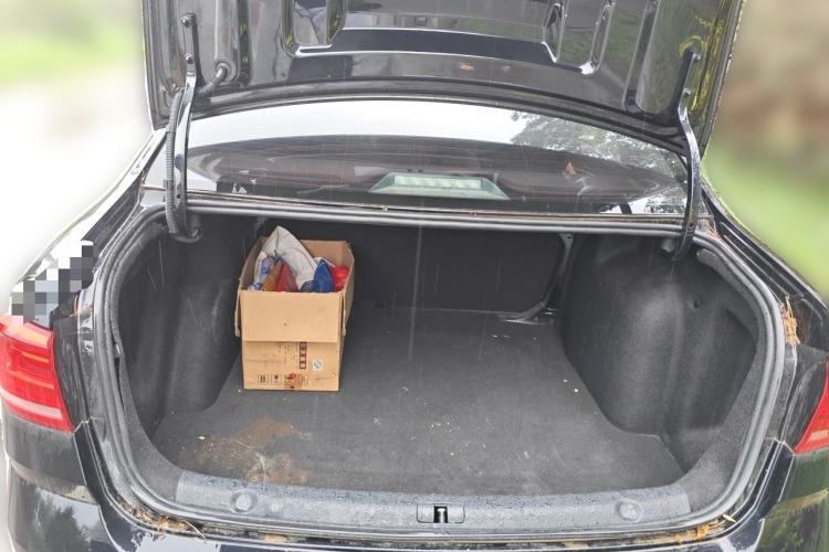 Used Volkswagen Lavida 2017 1.6L Automatic Fashion Edition Trunk