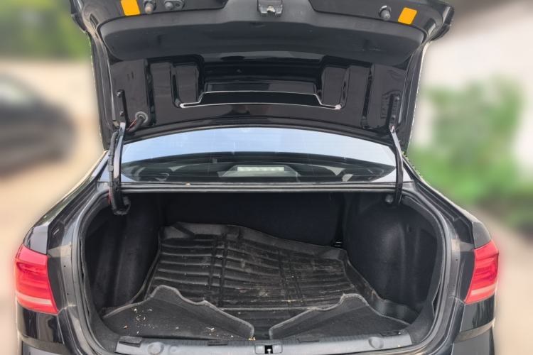 Used Volkswagen Lavida 2017 1.6L Automatic Fashion Edition Trunk