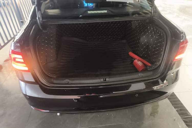 Used Volkswagen Lavida 2017 1.6L Manual Fashion Edition Trunk
