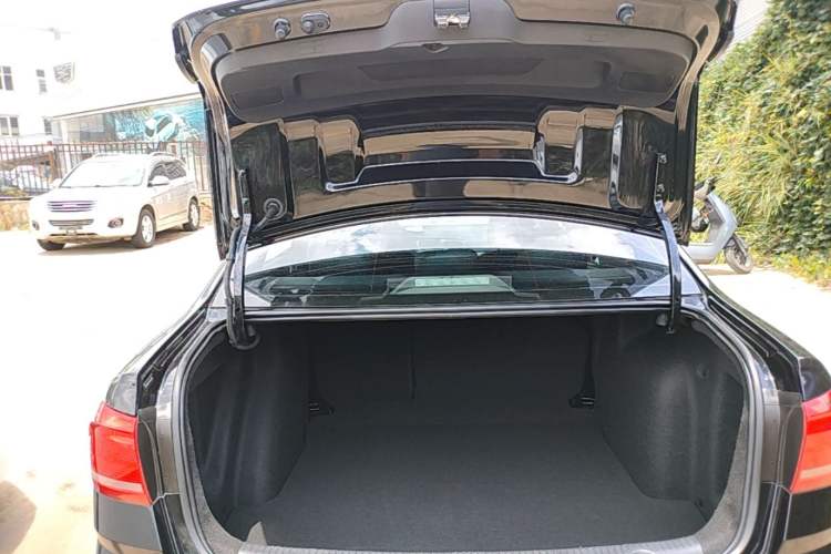 Used Volkswagen Lavida 2017 1.6L Manual Comfort Edition Trunk