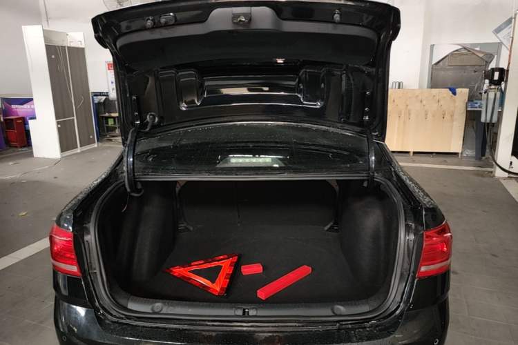 Used Volkswagen Lavida 2017 1.6L Manual Comfort Edition Trunk