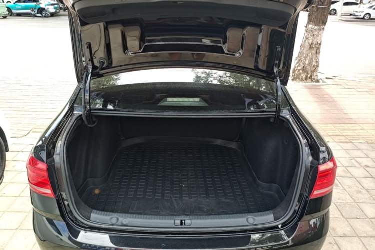 Used Volkswagen Lavida 2017 1.6L Manual Fashion Edition Trunk