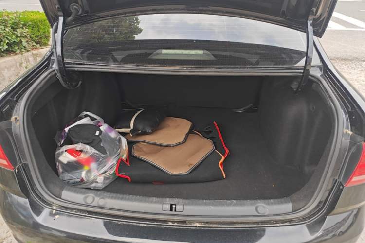Used Volkswagen Lavida 2017 1.6L Automatic Fashion Edition Trunk