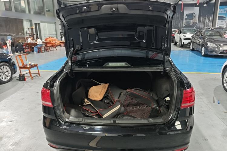Used Volkswagen Lavida 2017 1.6L Automatic Fashion Edition Trunk