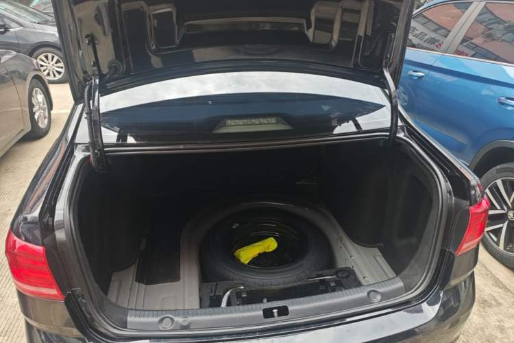 Used Volkswagen Lavida 2017 1.6L Automatic Fashion Edition Trunk
