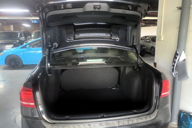 Used Volkswagen Lavida 2017 1.6L Manual Fashion Edition Trunk