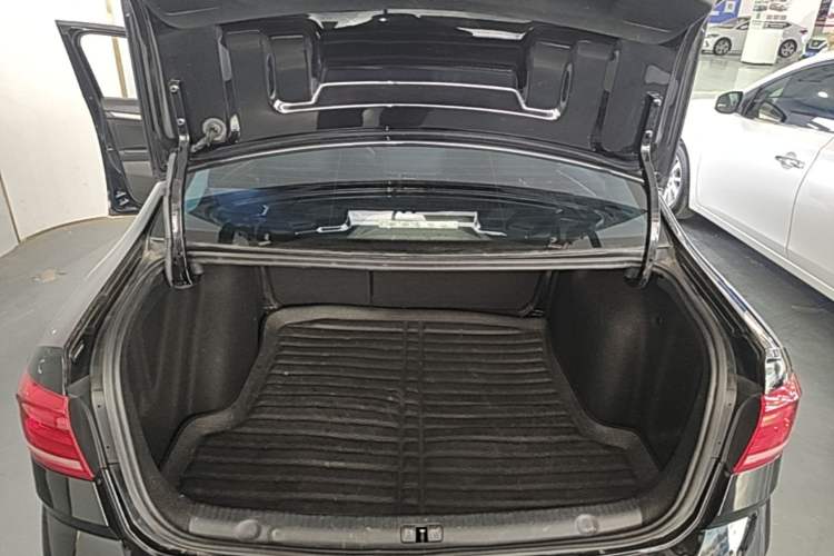 Used Volkswagen Lavida 2017 1.6L Automatic Comfort Edition Trunk