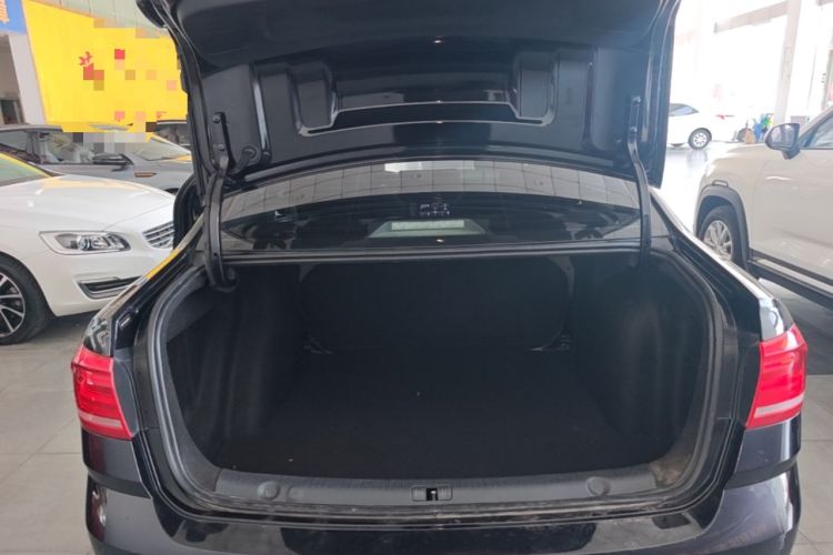 Used Volkswagen Lavida 2017 1.6L Automatic Fashion Edition Trunk