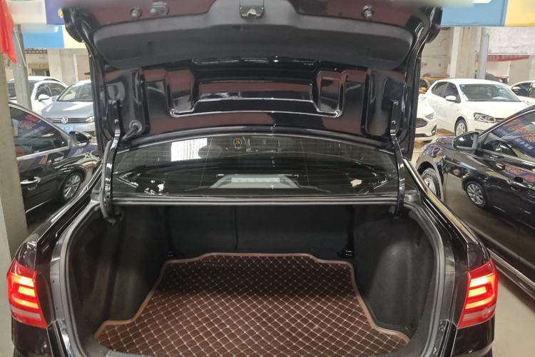 Used Volkswagen Lavida 2017 1.6L Automatic Comfort Edition Trunk