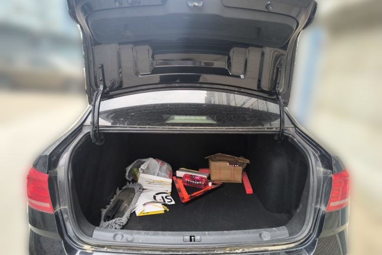 Used Volkswagen Lavida 2017 1.6L Automatic Fashion Edition Trunk
