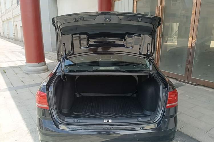Used Volkswagen Lavida 2017 1.6L Automatic Fashion Edition Trunk