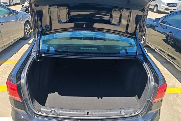 Used Volkswagen Lavida 2017 1.6L Automatic Fashion Edition Trunk