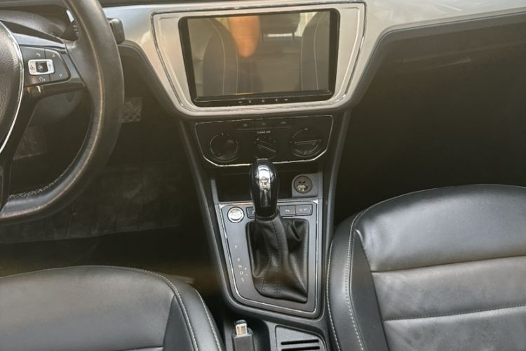 Used Volkswagen Lavida 2017 1.6L Automatic Comfort Edition Interior 5
