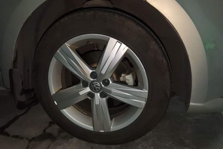 Used Volkswagen Lavida 2017 1.6L Automatic Fashion Edition Right Front Wheel Hub