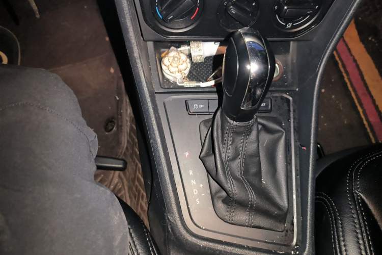 Used Volkswagen Lavida 2017 1.6L Automatic Fashion Edition Gear Lever