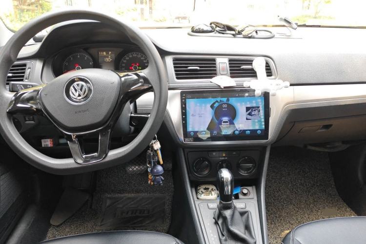 Used Volkswagen Lavida 2017 1.6L Automatic Fashion Edition Center Console