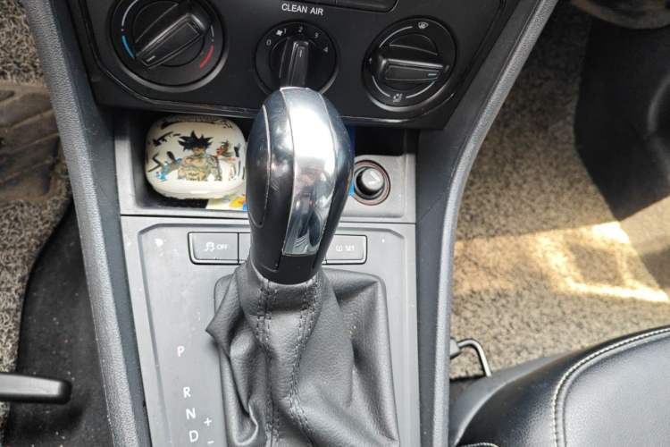 Used Volkswagen Lavida 2017 1.6L Automatic Fashion Edition Gear Lever