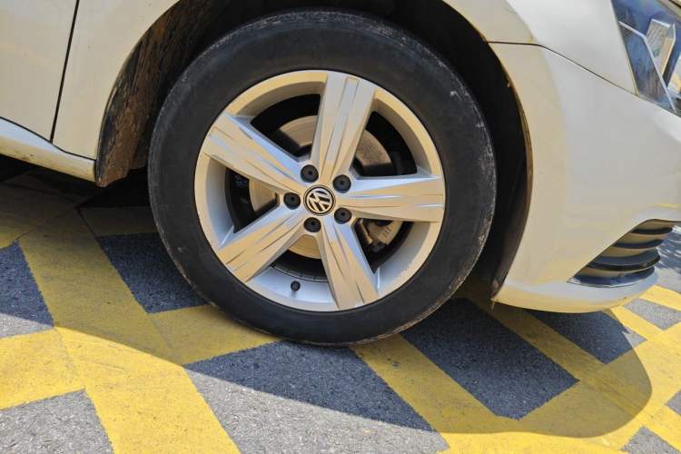 Used Volkswagen Lavida 2017 1.6L Automatic Fashion Edition Right Front Wheel Hub