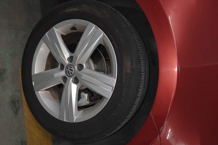 Used Volkswagen Lavida 2017 1.6L Automatic Fashion Edition Right Front Wheel Hub