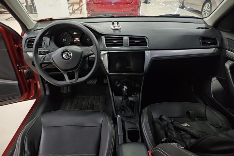 Used Volkswagen Lavida 2017 1.6L Automatic Fashion Edition Center Console