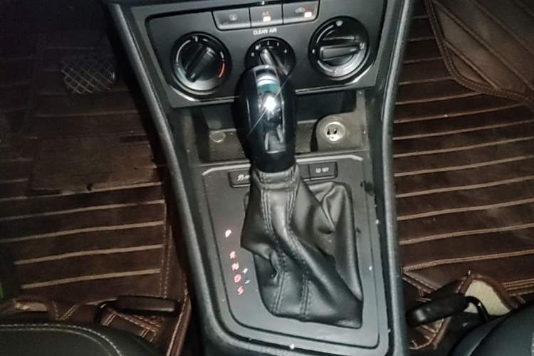 Used Volkswagen Lavida 2017 1.6L Automatic Fashion Edition Gear Lever