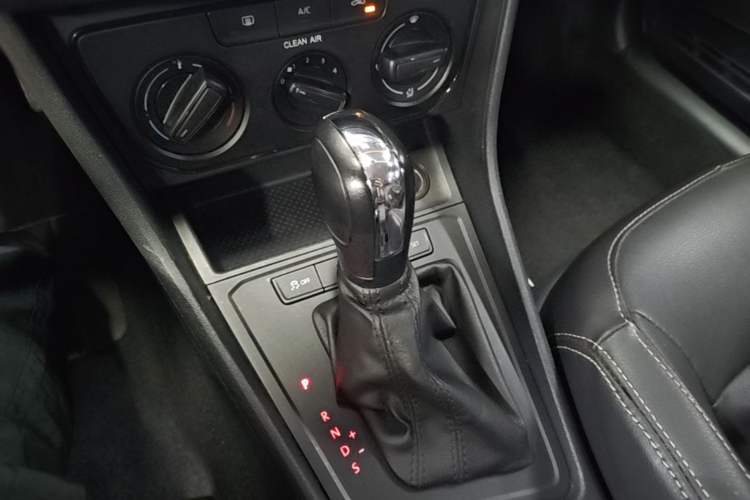 Used Volkswagen Lavida 2017 1.6L Automatic Fashion Edition Gear Lever