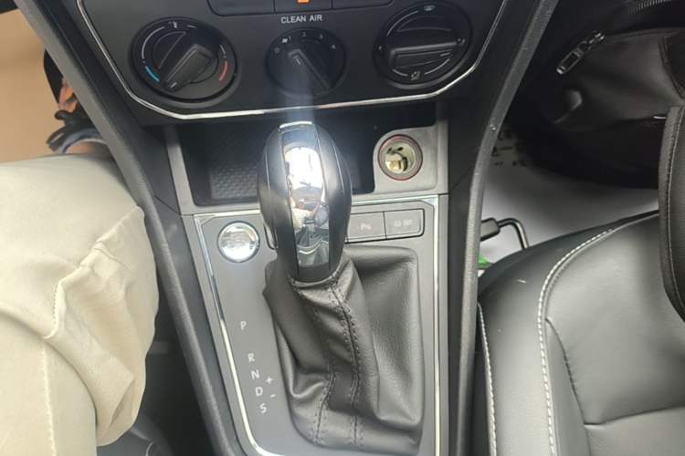 Used Volkswagen Lavida 2017 1.6L Automatic Comfort Edition Gear Lever