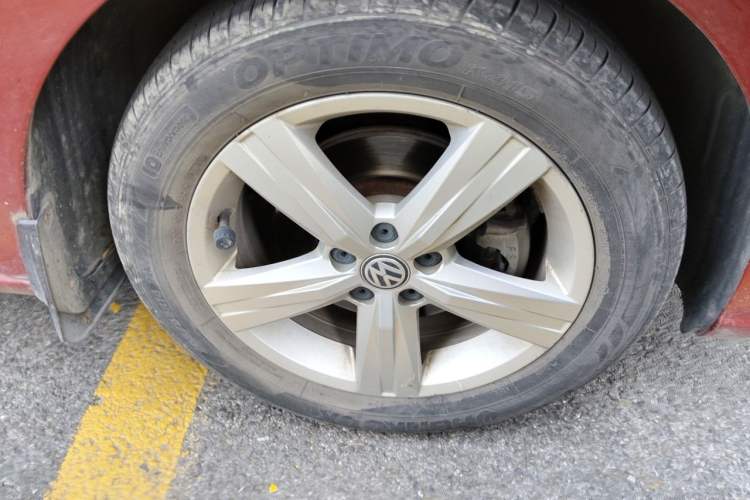 Used Volkswagen Lavida 2017 1.6L Automatic Fashion Edition Right Front Wheel Hub