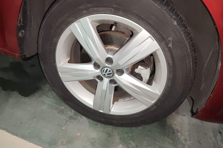 Used Volkswagen Lavida 2017 1.6L Automatic Fashion Edition Right Front Wheel Hub