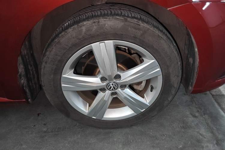 Used Volkswagen Lavida 2017 1.6L Automatic Fashion Edition Right Front Wheel Hub