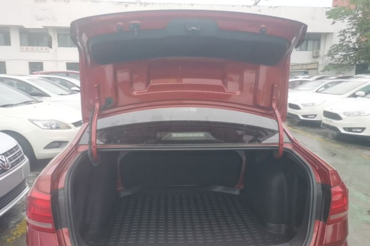 Used Volkswagen Lavida 2017 1.6L Manual Fashion Edition Trunk