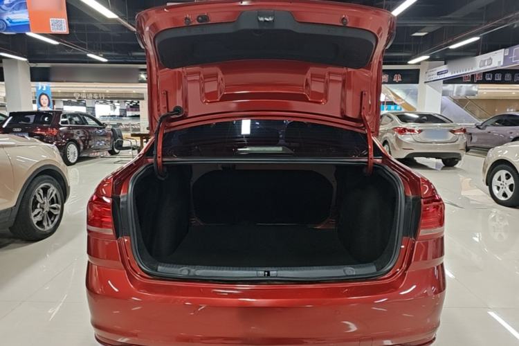 Used Volkswagen Lavida 2017 1.6L Automatic Fashion Edition Trunk
