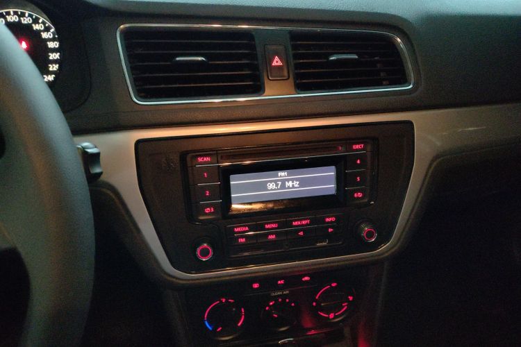 Used Volkswagen Lavida 2017 1.6L Automatic Fashion Edition Audio And AC Panel