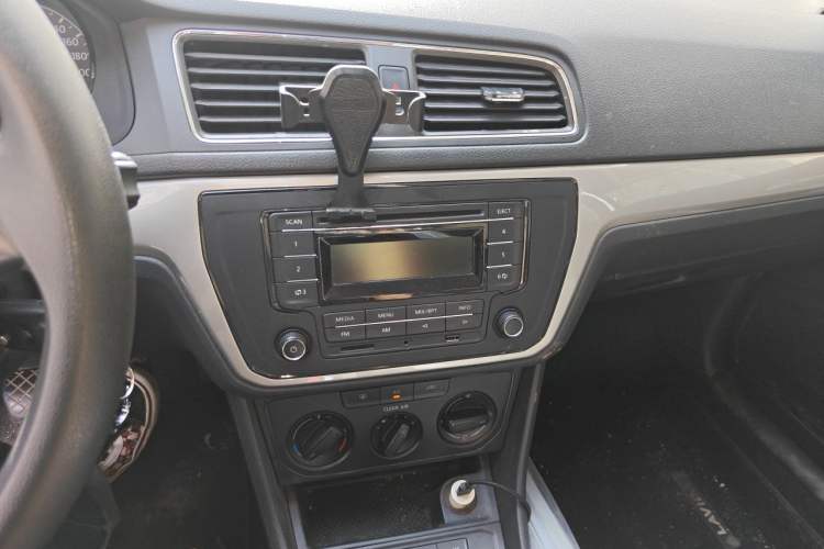 Used Volkswagen Lavida 2017 1.6L Manual Fashion Edition Audio And AC Panel